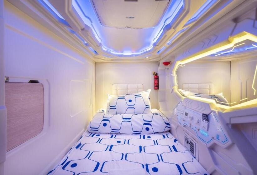 ルームシェアのワンベッド, Space Station Hostel