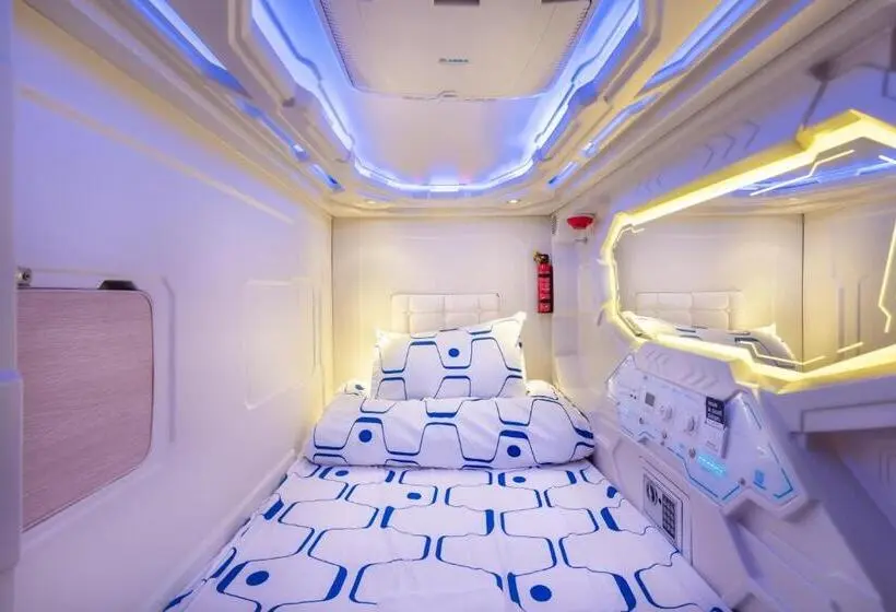تختخواب در اتاق مشترک, Space Station Hostel