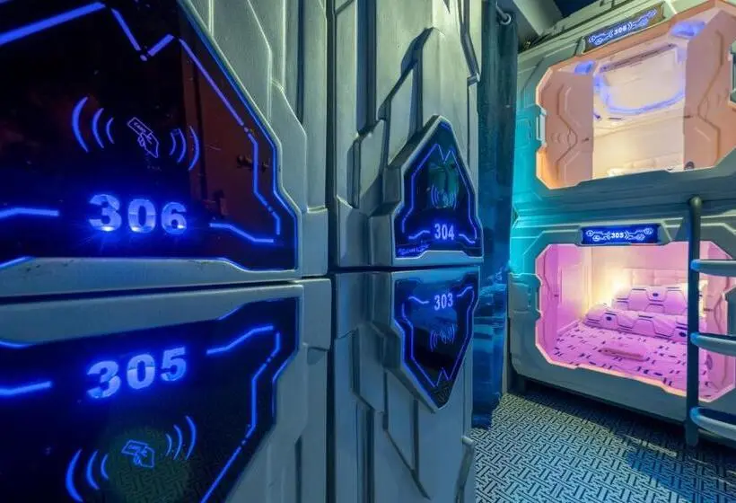 تختخواب در اتاق مشترک, Space Station Hostel
