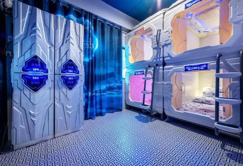 تختخواب در اتاق مشترک, Space Station Hostel