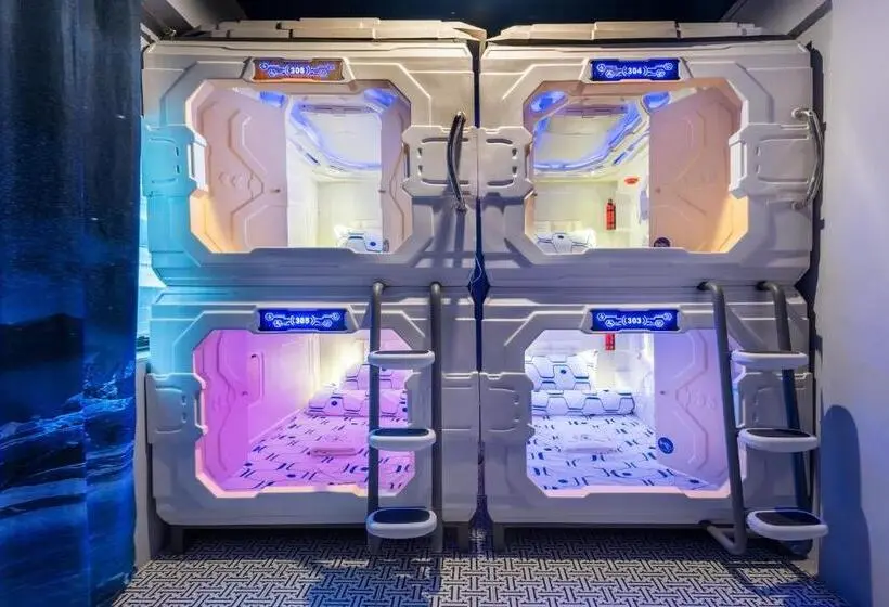 تختخواب در اتاق مشترک, Space Station Hostel