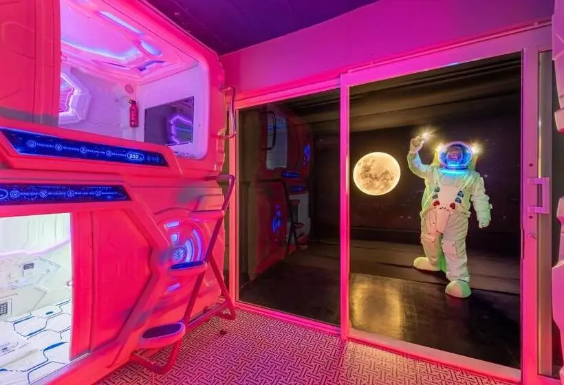 اتاق استاندارد چهارنفره با سرویس بهداشتی مشترک, Space Station Hostel