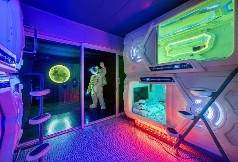 浴室共有スタンダード4人用ルーム, Space Station Hostel