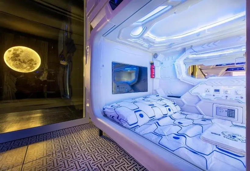 اتاق استاندارد چهارنفره با سرویس بهداشتی مشترک, Space Station Hostel