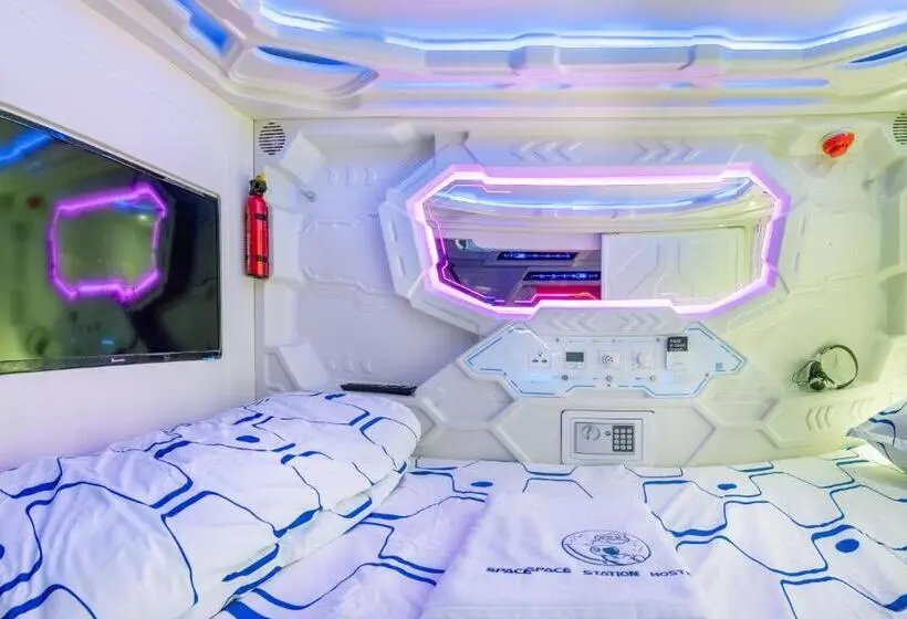 اتاق استاندارد چهارنفره با سرویس بهداشتی مشترک, Space Station Hostel