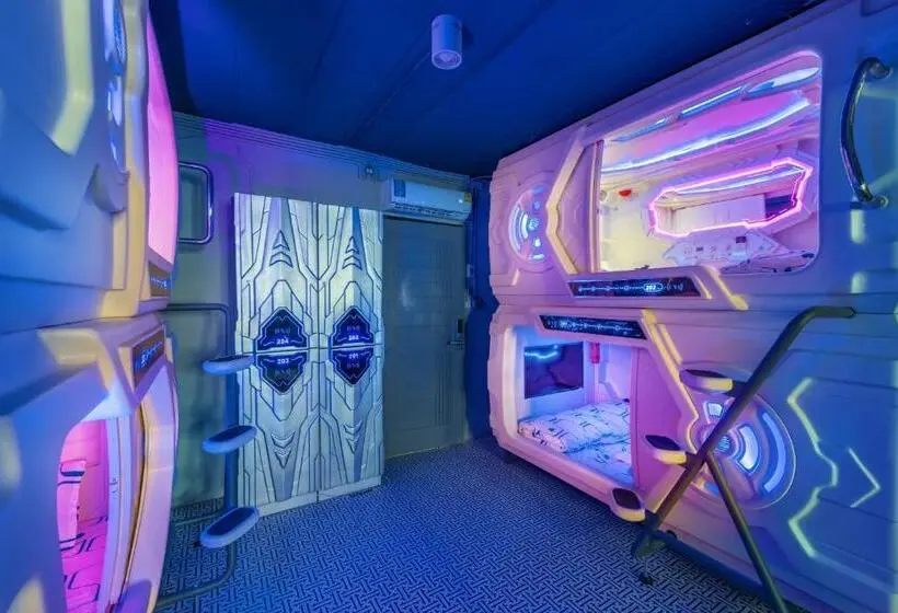 اتاق استاندارد چهارنفره با سرویس بهداشتی مشترک, Space Station Hostel