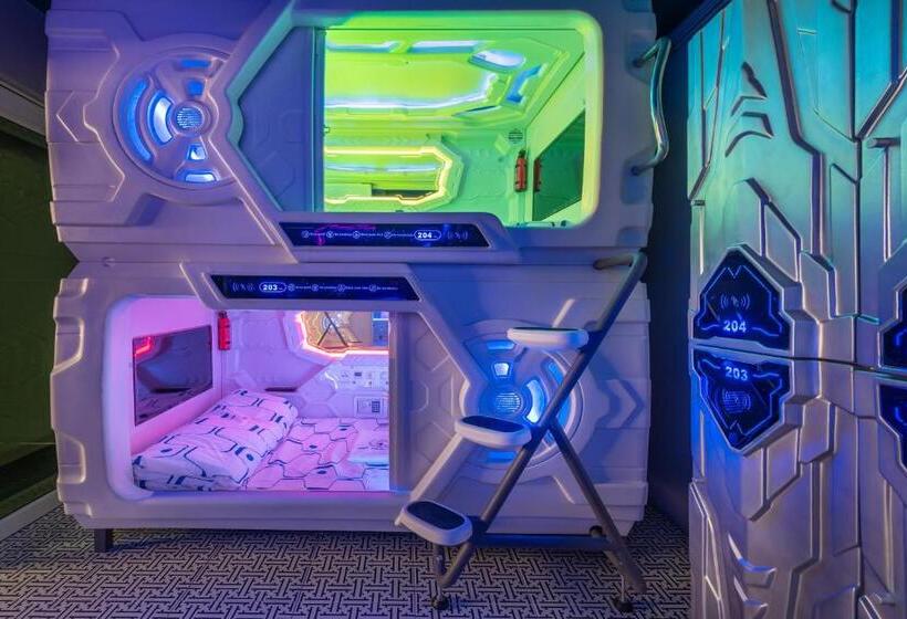 浴室共有スタンダード4人用ルーム, Space Station Hostel