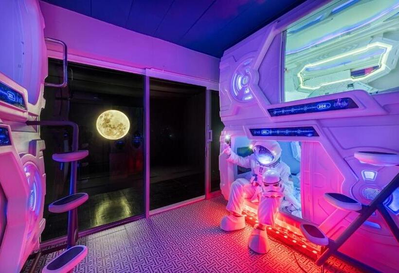 浴室共有スタンダード4人用ルーム, Space Station Hostel