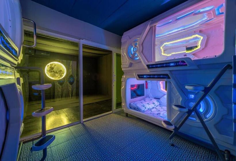 浴室共有スタンダード４人用ルーム, Space Station Hostel