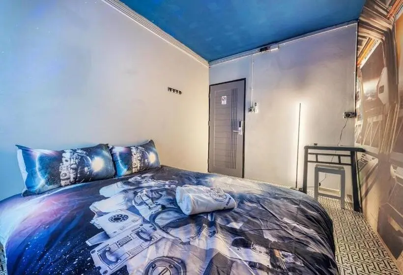 اتاق استاندارد با سرویس بهداشتی مشترک, Space Station Hostel