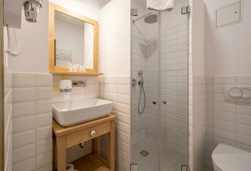 استودیوی استاندارد, Berghi Hotel And Apartments