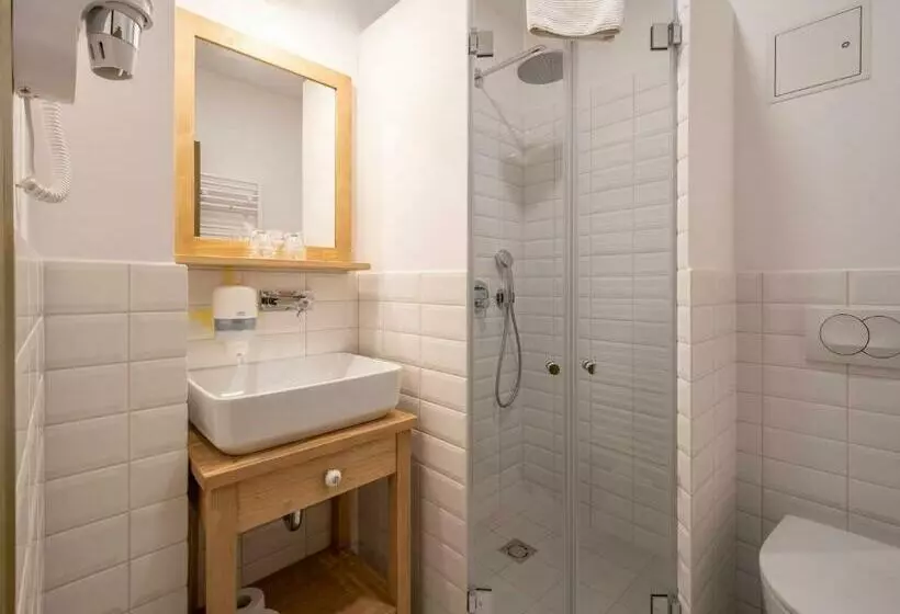 استودیوی استاندارد, Berghi Hotel And Apartments