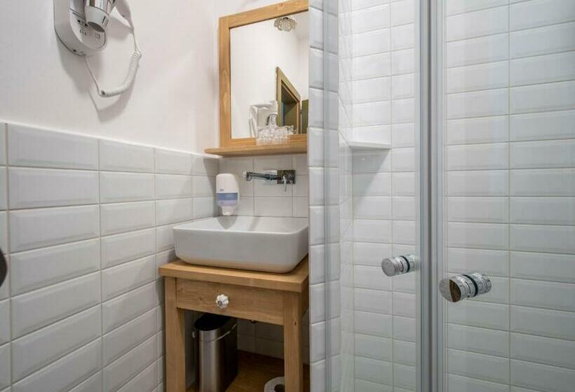 استودیوی استاندارد, Berghi Hotel And Apartments