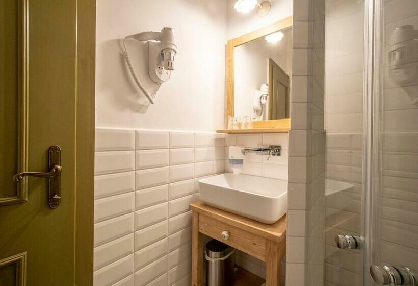 استودیوی استاندارد, Berghi Hotel And Apartments