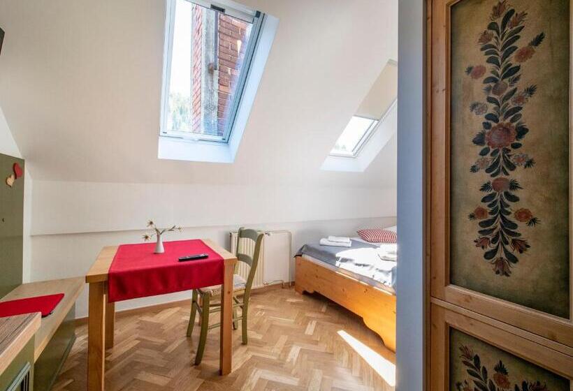 استودیوی استاندارد, Berghi Hotel And Apartments