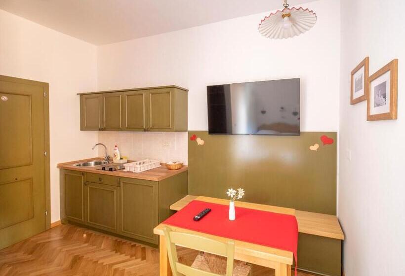 استودیوی استاندارد, Berghi Hotel And Apartments