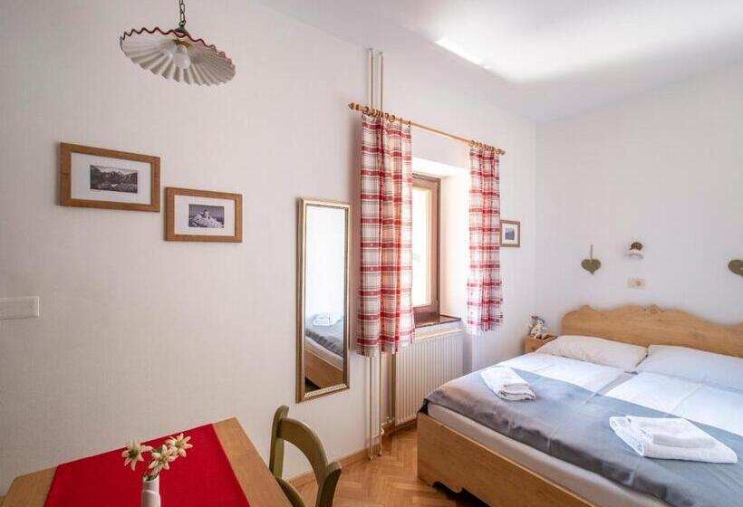 استودیوی استاندارد, Berghi Hotel And Apartments