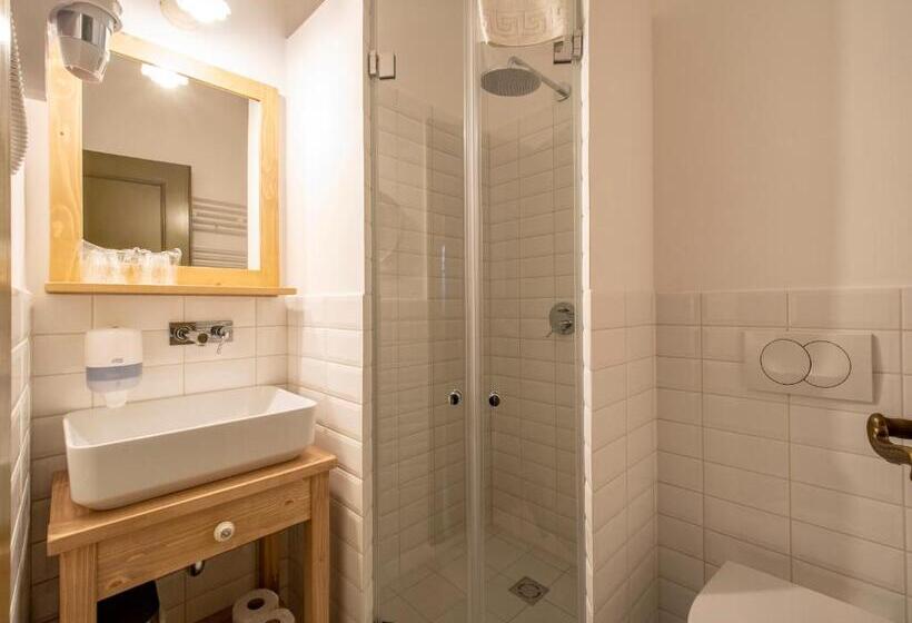 استودیوی استاندارد, Berghi Hotel And Apartments