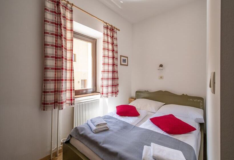 استودیوی استاندارد, Berghi Hotel And Apartments