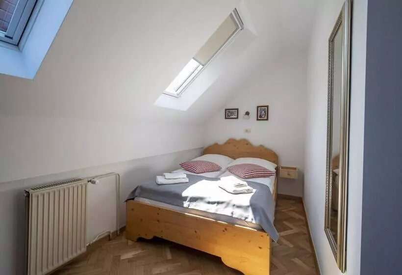 استودیوی استاندارد, Berghi Hotel And Apartments