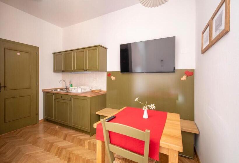 استودیوی استاندارد, Berghi Hotel And Apartments