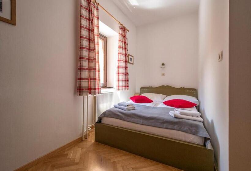 استودیوی استاندارد, Berghi Hotel And Apartments