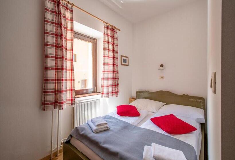 استودیوی استاندارد, Berghi Hotel And Apartments