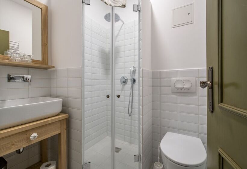 استودیوی استاندارد, Berghi Hotel And Apartments