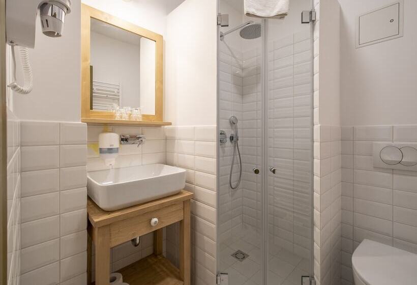 استودیوی استاندارد, Berghi Hotel And Apartments