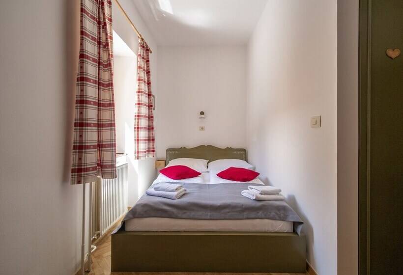 استودیوی استاندارد, Berghi Hotel And Apartments