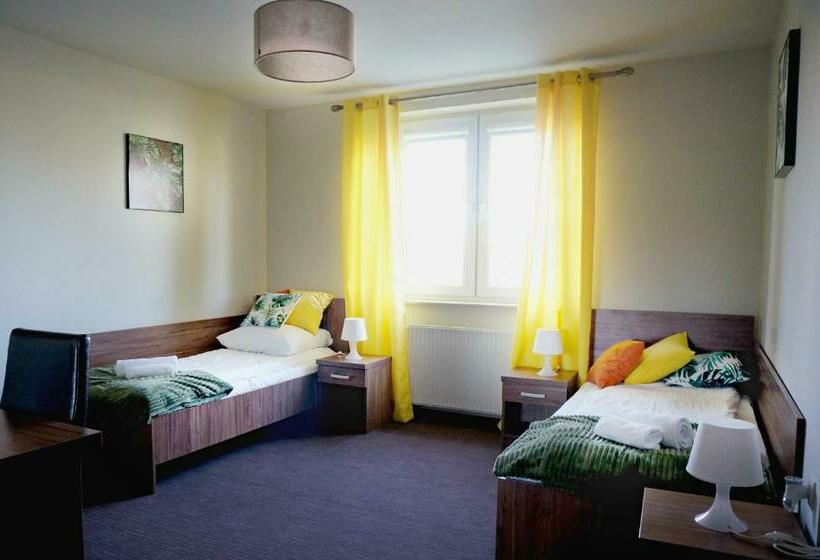 غرفة قياسية ثلاثية, Garden Zajazd