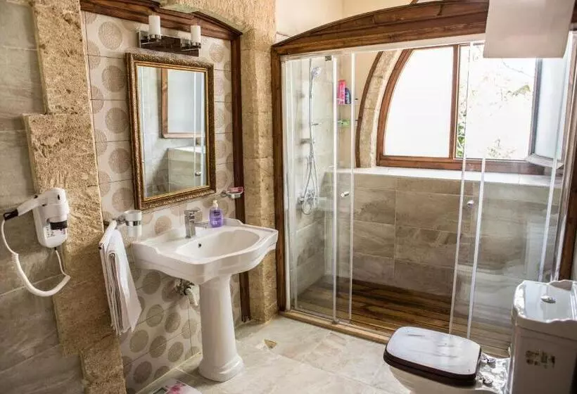 اتاق لوکس سه تخته, Kyrenia Palace Boutique