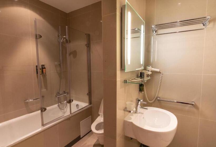 غرفة قياسية ثلاثية, Villa Nečas žilina