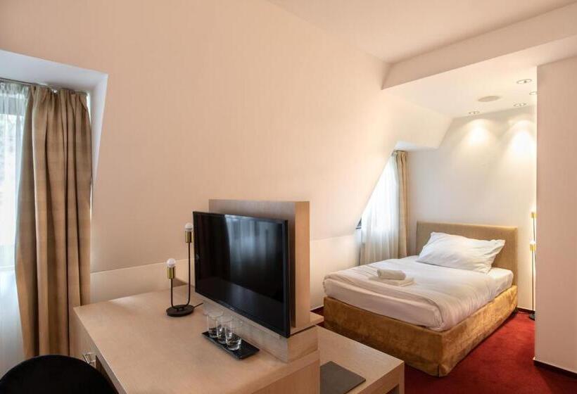 غرفة قياسية ثلاثية, Villa Nečas žilina