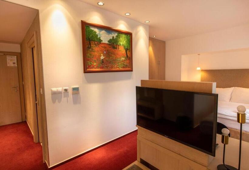 غرفة قياسية ثلاثية, Villa Nečas žilina