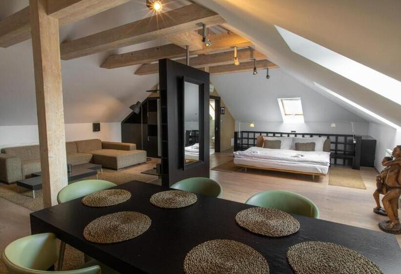 جناح ديلوكس, Villa Nečas žilina