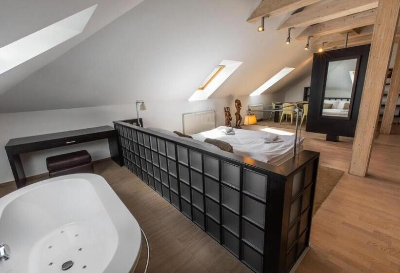 جناح ديلوكس, Villa Nečas žilina