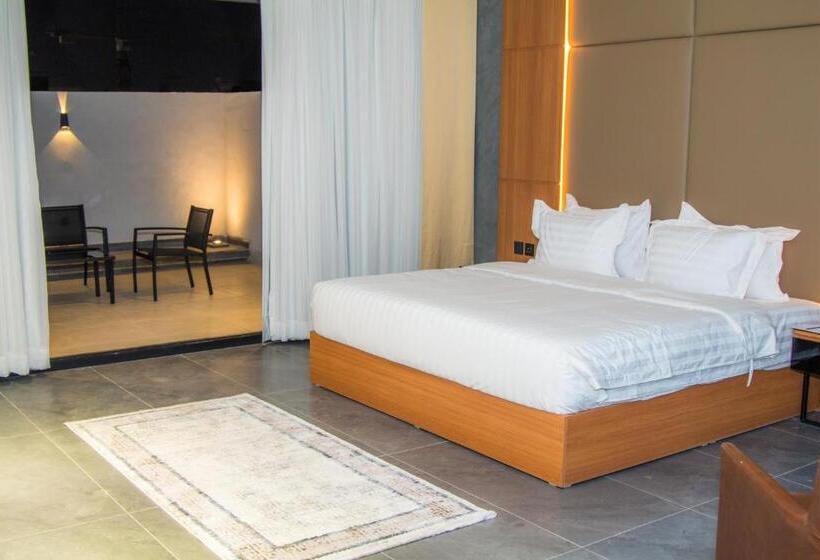 带露台的小型套房, فندق كلاودز Clouds