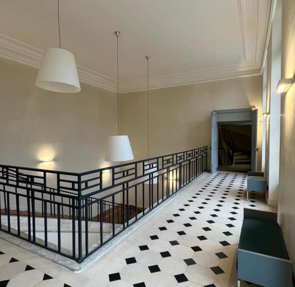 آپارتمان لوکس 1 خوابه, Appartement Charles Le Brun, Face Au Château De Versailles, Avec Parking Privé