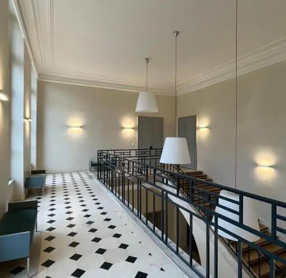 آپارتمان لوکس 1 خوابه, Appartement Charles Le Brun, Face Au Château De Versailles, Avec Parking Privé