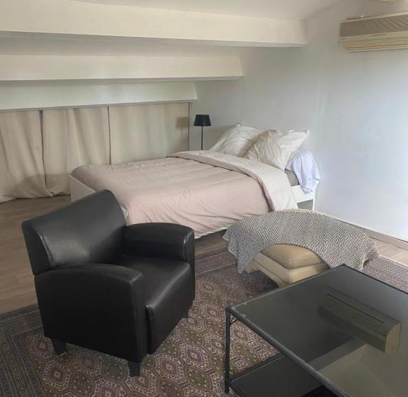 غرفة قياسية مزوَّدة بتراس, Chambre Independante