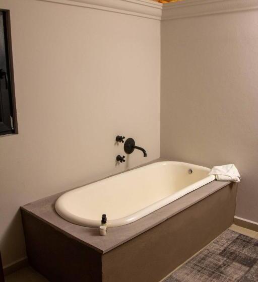 带大床的套房, Casa 63 Hotel Boutique & Spa