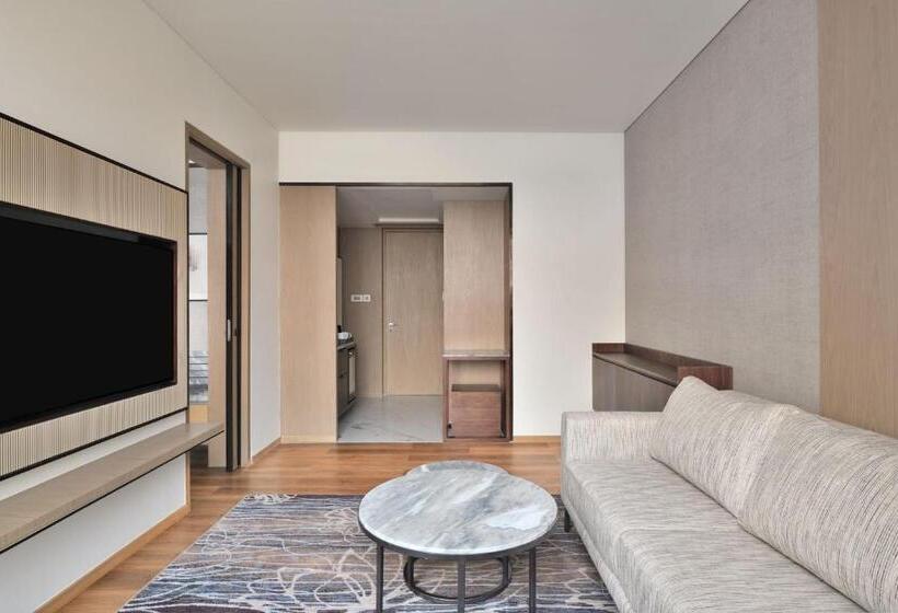 스위트 킹사이즈 침대, Courtyard By Marriott Gorakhpur