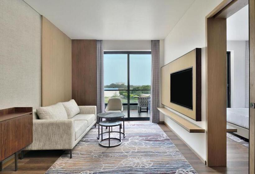 스위트 킹사이즈 침대, Courtyard By Marriott Gorakhpur