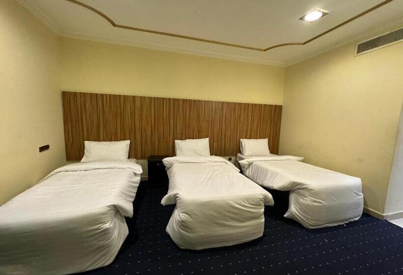 חדר סטנדרט לשלושה, Loaloat Al Tawhid