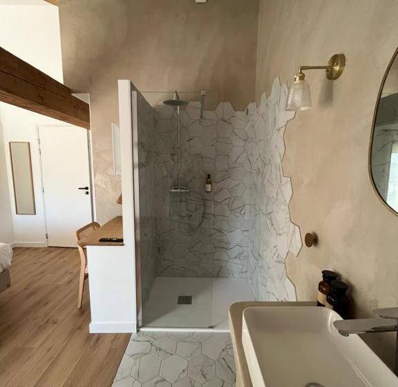 غرفة قياسية مطلّة علي حمام السباحة, Le Chai