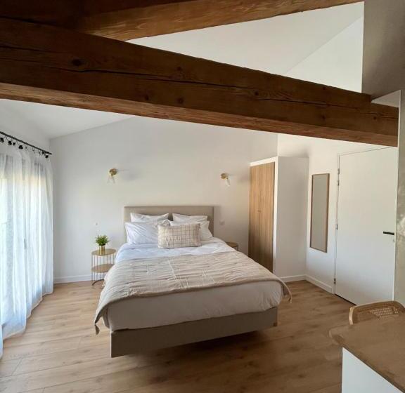 غرفة قياسية مطلّة علي حمام السباحة, Le Chai