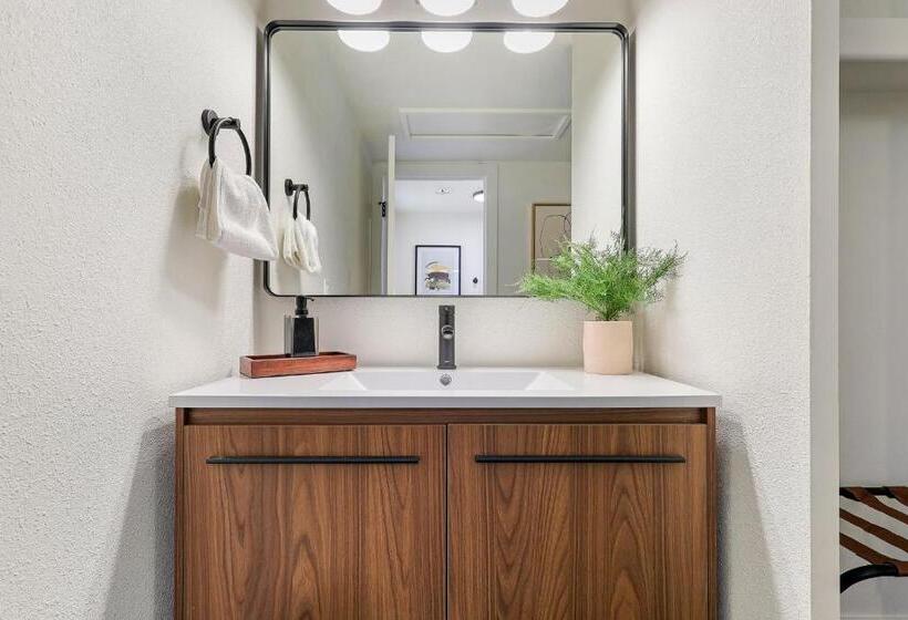 غرفة قياسية رباعية, Cave Springs Resort