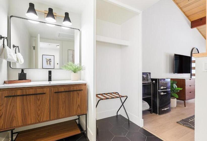 غرفة قياسية رباعية, Cave Springs Resort