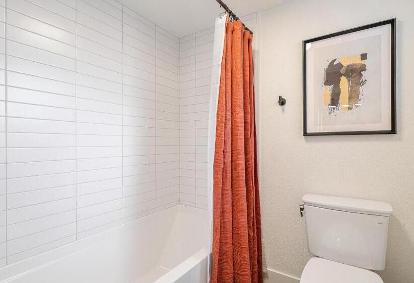 غرفة قياسية رباعية, Cave Springs Resort